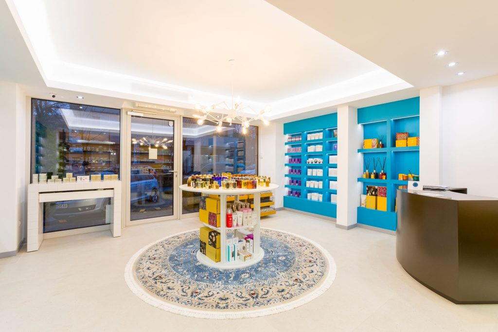 Интериорна фотография на магазин L&rsquo;Occitane с осветена витрина