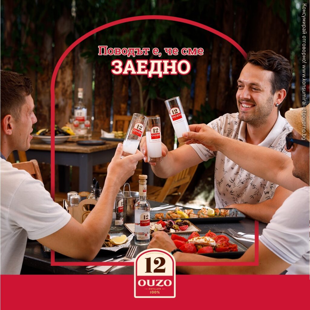 Рекламна фотография на напитка в ресторантска кампания с хора